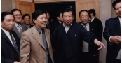 2000年国务院副总理李岚清在董事长陪同下参观华鹏开云(中国)官方在线登录－7